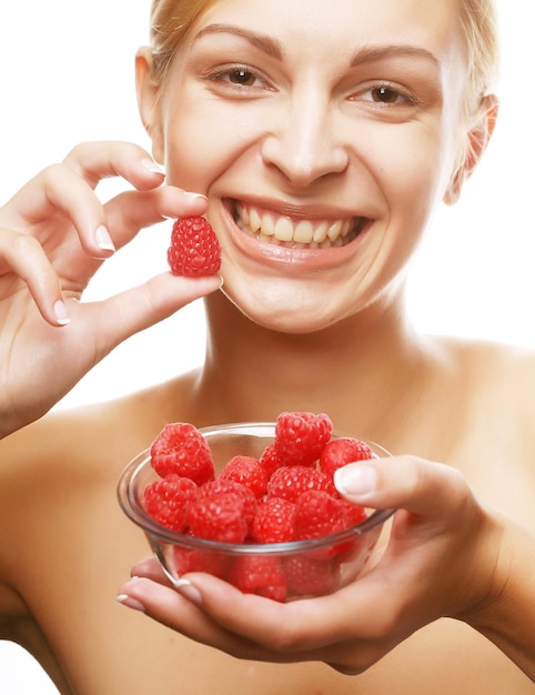 Blonde Frau mit Himbeeren