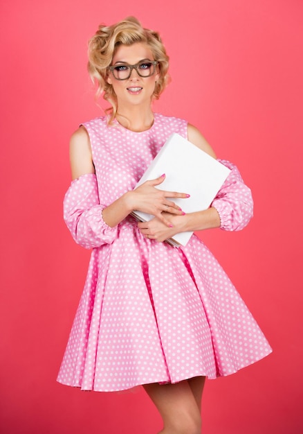 Blonde Frau Modell tragen Brille halten Buch Schönheit Freiberufler sexy Sekretärin Geschäftsfrau retro pinu