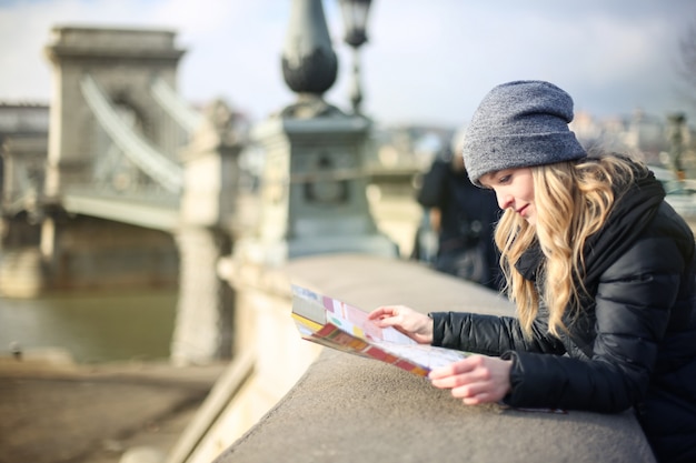 Blonde Frau, welche die Stadt erforscht