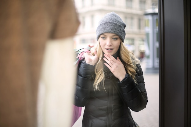 Blonde Frau Windowshopping