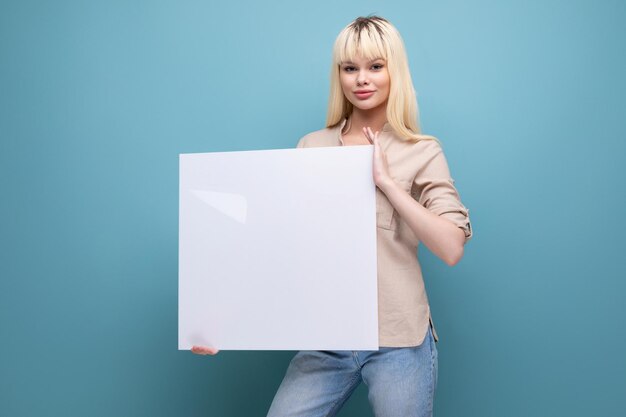 Blonde Frau zeigt ein Blatt Papier mit leerem Platz für Notizen