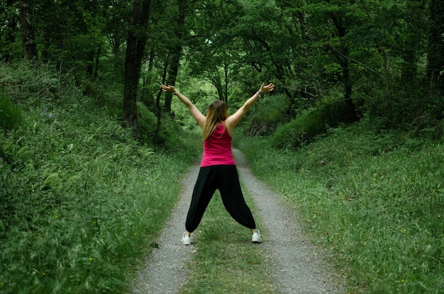 Foto blonde geht durch den wald