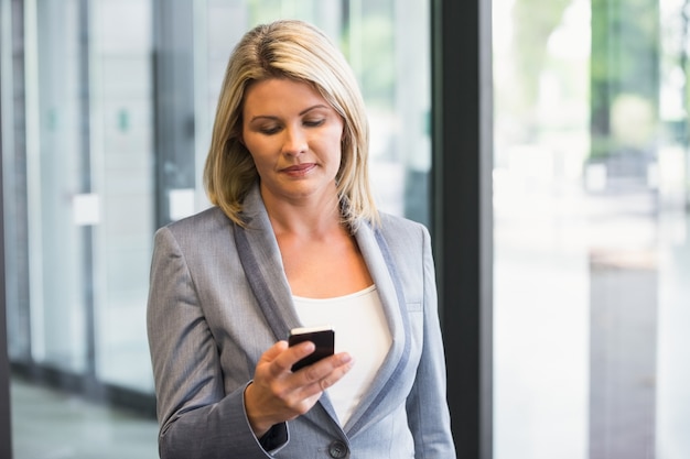 Blonde Geschäftsfrau am Telefon