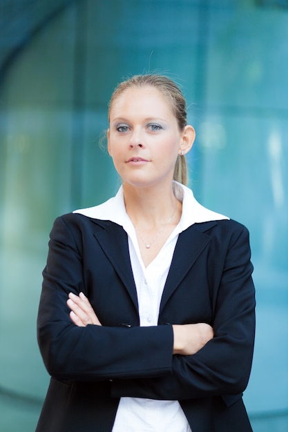 Blonde Geschäftsfrau im Freien