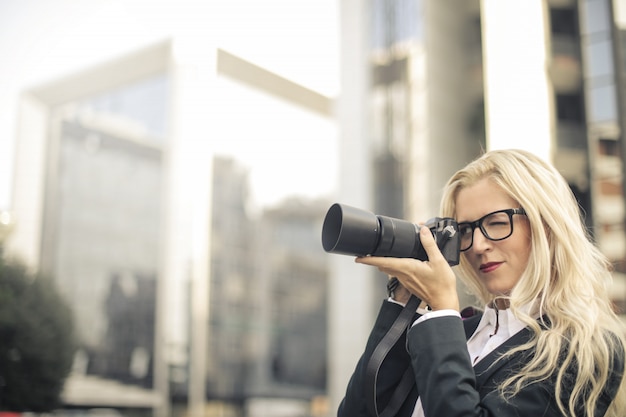 Blonde Geschäftsfrau und Fotograf