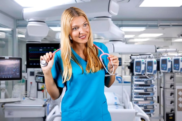 Blonde hispanische Krankenschwester im Operationssaal des Krankenhauses