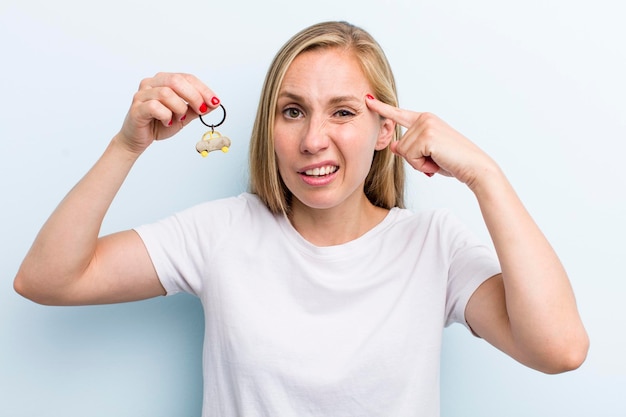 Blonde hübsche Frau Autokonzept