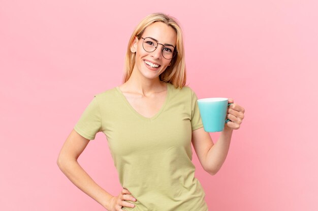 Blonde hübsche Frau, die einen Kaffee trinkt