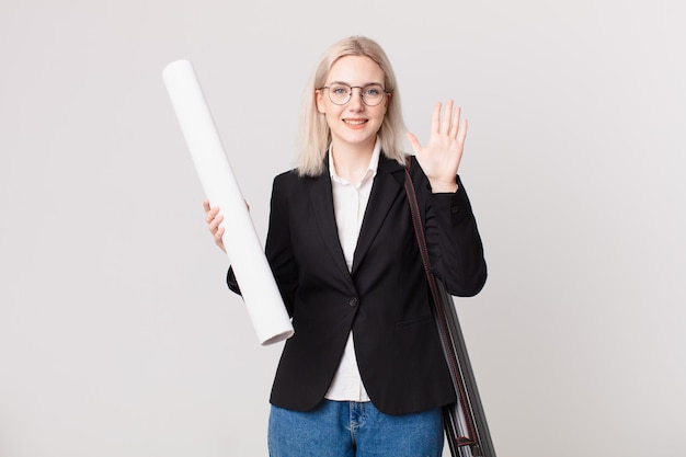 Blonde hübsche Frau, die freundlich lächelt und aussieht und Nummer fünf zeigt. Architektenkonzept