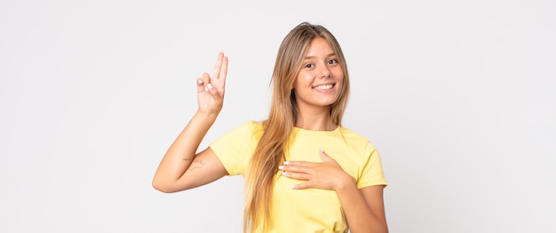 Blonde hübsche Frau, die früh am Morgen faul gähnt, aufwacht und schläfrig, müde und gelangweilt aussieht