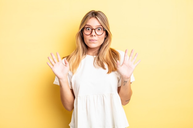 Blonde hübsche Frau, die nervös, ängstlich und besorgt aussieht und sagt, dass es nicht meine Schuld ist oder ich es nicht getan habe