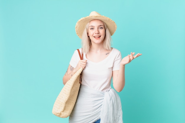 Blonde hübsche Frau, die sich glücklich fühlt, überrascht, eine Lösung oder Idee zu verwirklichen. Sommerkonzept