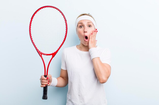 Blonde hübsche Frau, die Tennissport praktiziert