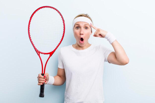 Blonde hübsche Frau, die Tennissport praktiziert