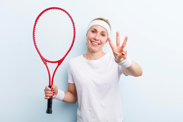 Blonde hübsche Frau, die Tennissport praktiziert