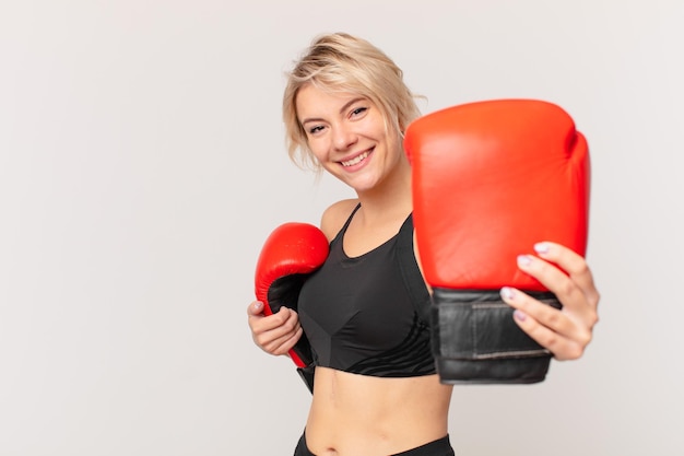 Blonde hübsche Frau mit Boxhandschuhen