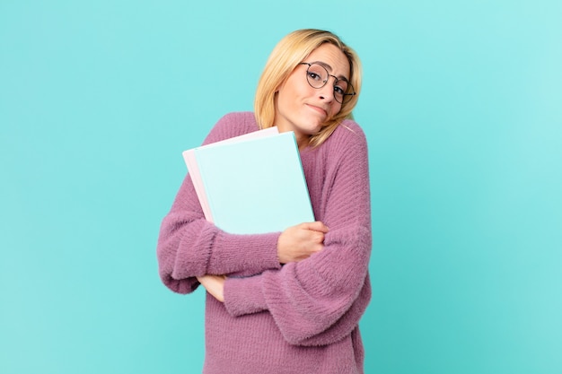 Blonde hübsche Frau mit Büchern studieren