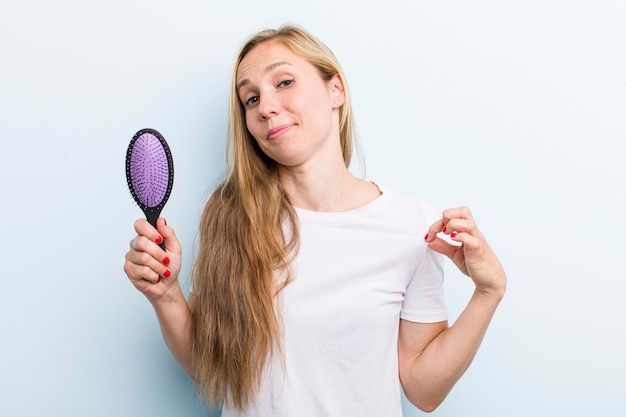 Blonde hübsche Frau mit einem Haarkamm