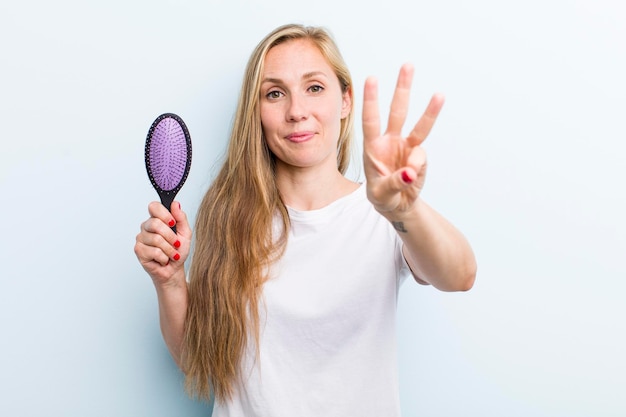 Blonde hübsche Frau mit einem Haarkamm