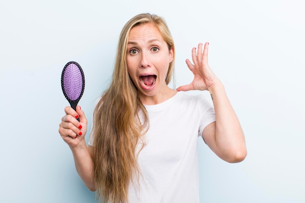 Blonde hübsche Frau mit einem Haarkamm