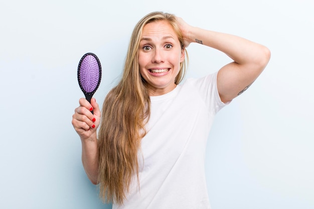 Blonde hübsche Frau mit einem Haarkamm