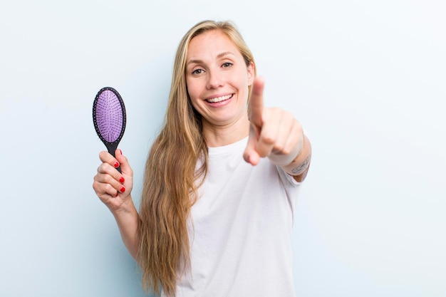 Blonde hübsche Frau mit einem Haarkamm