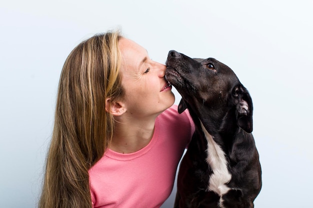 Blonde hübsche Frau mit einem Hundehaustier