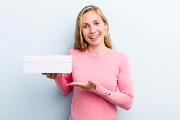 Foto blonde hübsche frau mit einem leeren kasten