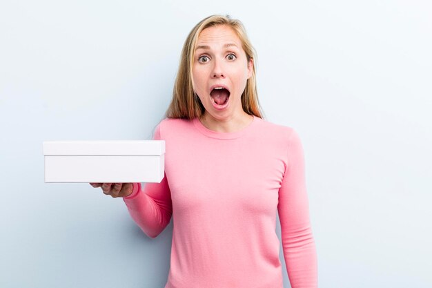 Blonde hübsche Frau mit einem leeren Kasten