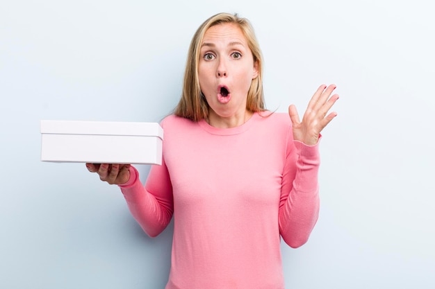 Blonde hübsche Frau mit einem leeren Kasten