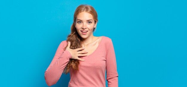 Blonde hübsche Frau schockiert