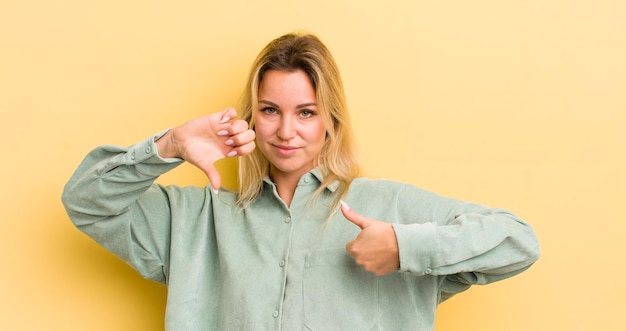 Blonde kaukasische Frau, die sich verwirrt, ahnungslos und unsicher fühlt, wenn sie das Gute und das Schlechte in verschiedenen Optionen oder Entscheidungen gewichtet