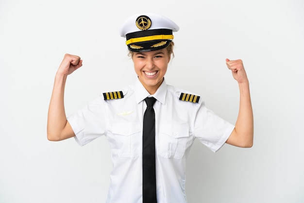 Blonde Pilotin des Flugzeugs isoliert auf weißem Hintergrund, die starke Geste macht