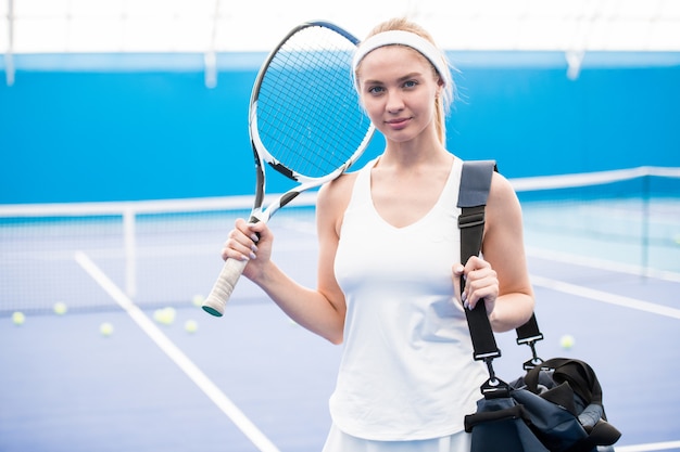 Blonde Tennisspielerin vor Gericht