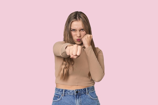 Blonde weiße Frau wirft einen Schlag Wut kämpft aufgrund eines Arguments Boxen