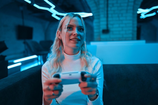Blondea juega juegos cibernéticos Estilo virtual