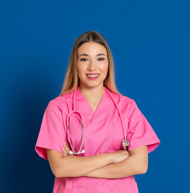 Blonder Arzt mit rosa Uniform