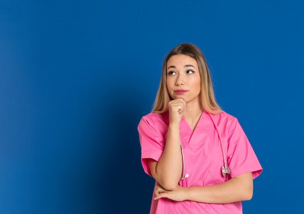 Blonder Arzt mit rosa Uniform