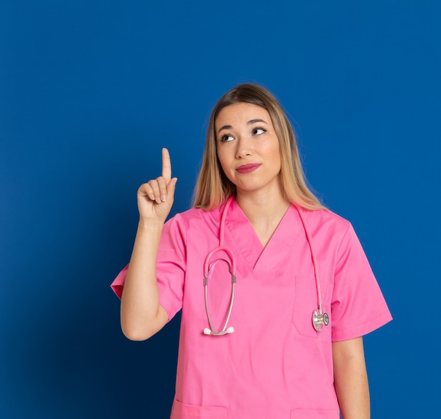 Blonder Arzt mit rosa Uniform