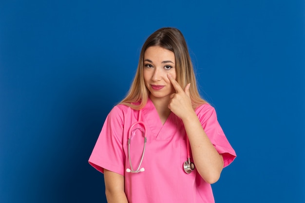 Blonder Arzt mit rosa Uniform