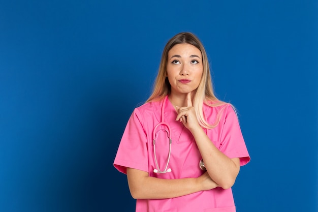 Blonder Arzt mit rosa Uniform