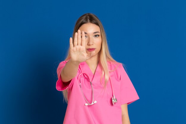 Blonder Arzt mit rosa Uniform