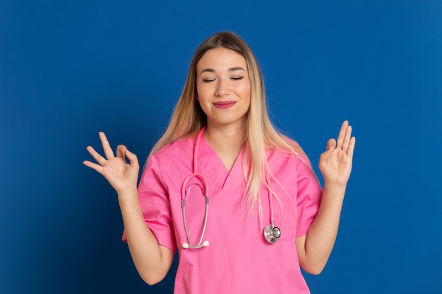 Blonder Arzt mit rosa Uniform