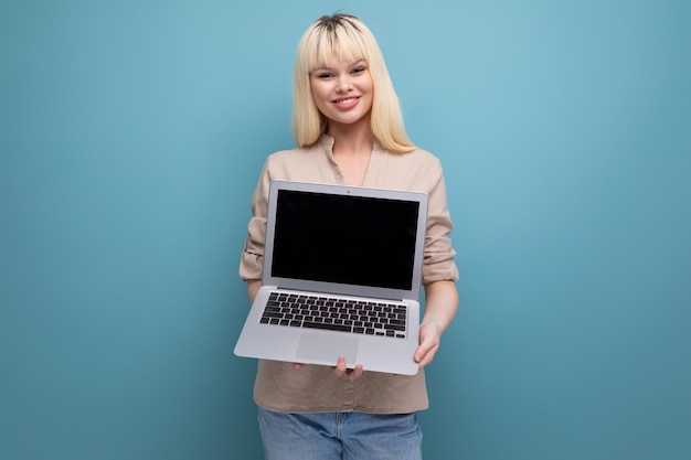 Blonder Freiberufler der jungen Frau mit Laptop-Computer