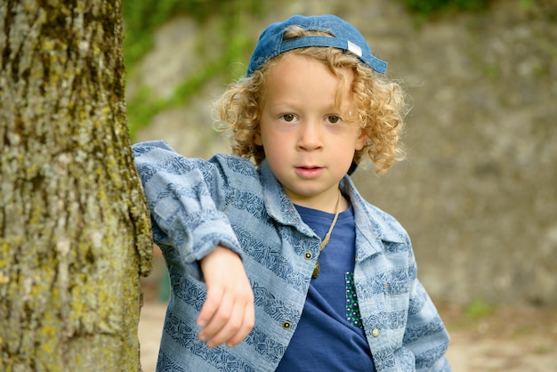 Foto blonder junge mit blauer mütze