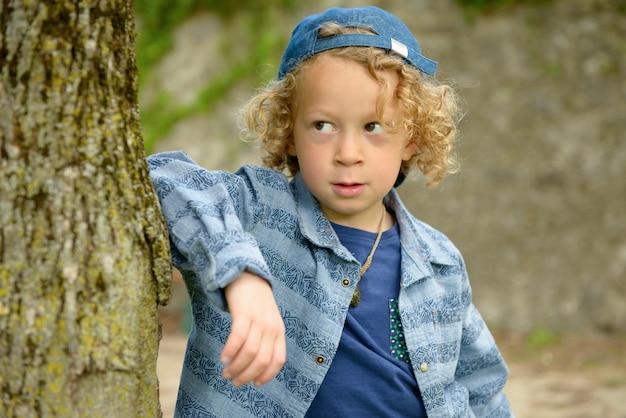 Blonder Junge mit blauer Mütze