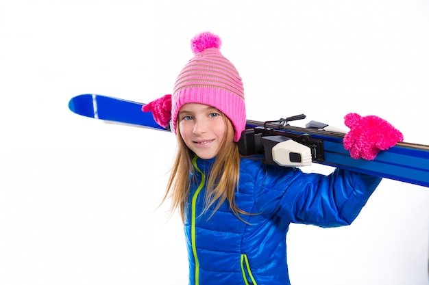 Blonder Kindermädchenwinterschnee, der Skiausrüstung hält