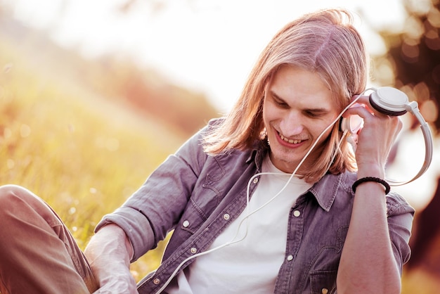 Foto blonder mann, der musik hört