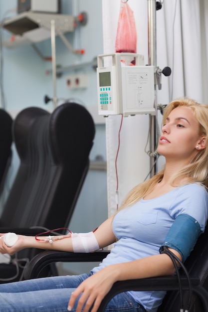 Blonder Patient, der eine Bluttransfusion empfängt