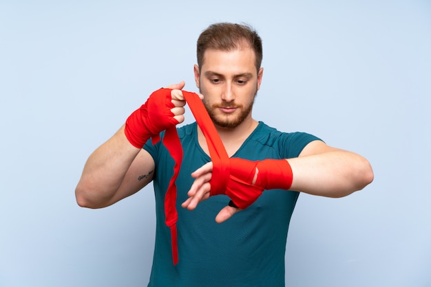 Blonder Sportmann in den Verpackenverbänden